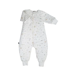 Saco pijama para bebé de 6 a 18 meses con estampado de hojas en tonos suaves, cremallera de doble carro y tejido de algodón orgánico.