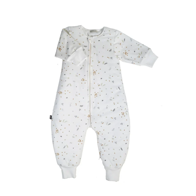 Saco Pijama 6-18 meses – Colección Hojas Saco pijama para bebé de 6 a 18 meses con estampado de hojas en tonos suaves, cremallera de doble carro y tejido de algodón orgánico.