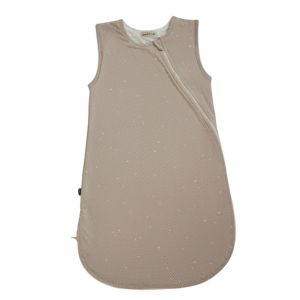 Saco pijama de verano para bebé de 0 a 6 meses en color arena, sin mangas y con cierre diagonal frontal, confeccionado en algodón.