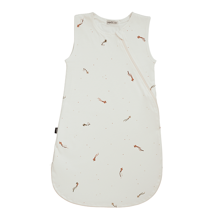 Saco Pijama Verano 0-6 meses – Colección Cometas Saco pijama de verano para bebé de 0 a 6 meses con estampado de cometas, sin mangas y con cremallera de doble carro en algodón orgánico.