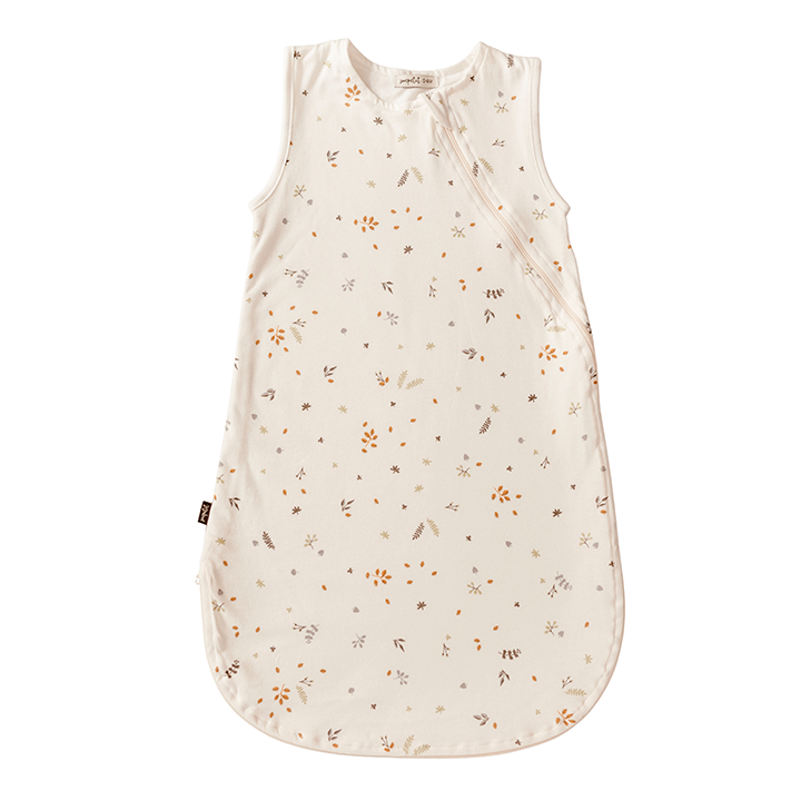 Saco Pijama Verano 0-6 meses – Colección Hojas Saco pijama de verano para bebé de 0 a 6 meses, sin mangas, con estampado de hojas y cremallera de doble carro en algodón orgánico.
