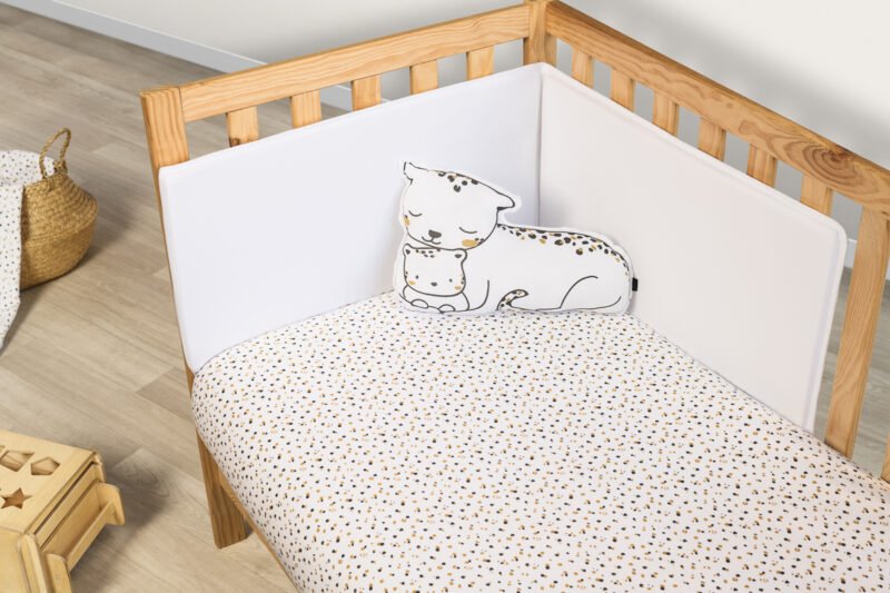 Funda Nórdica 60/70 LEO Beig | Sonpetit Barcelona Funda nórdica color beige con estampado de motas y cojín de leopardo sobre cuna de madera. Sonpetit Barcelona.